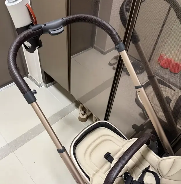 오이스터4 핸들 높이 조절 기능과 컵홀더 모습
