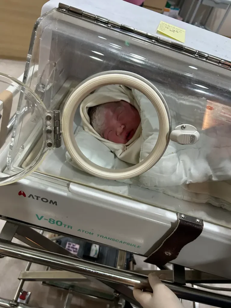 제왕절개 출산 직후 처음 만난 신생아 모습
