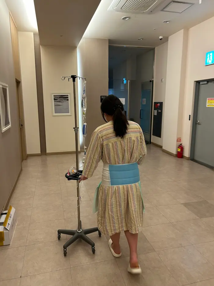 제왕절개 수술 후 링거를 맞으며 병원 복도를 걷는 산모 모습