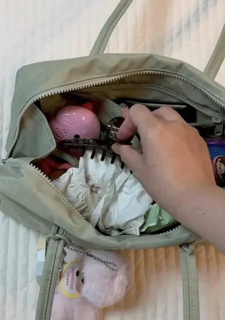 아기 외출 준비물을 넣은 실제 기저귀가방