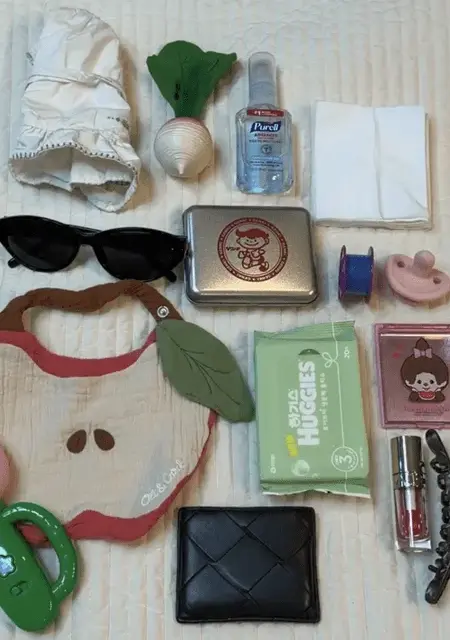 아기 외출 전 챙긴 기저귀가방 준비물